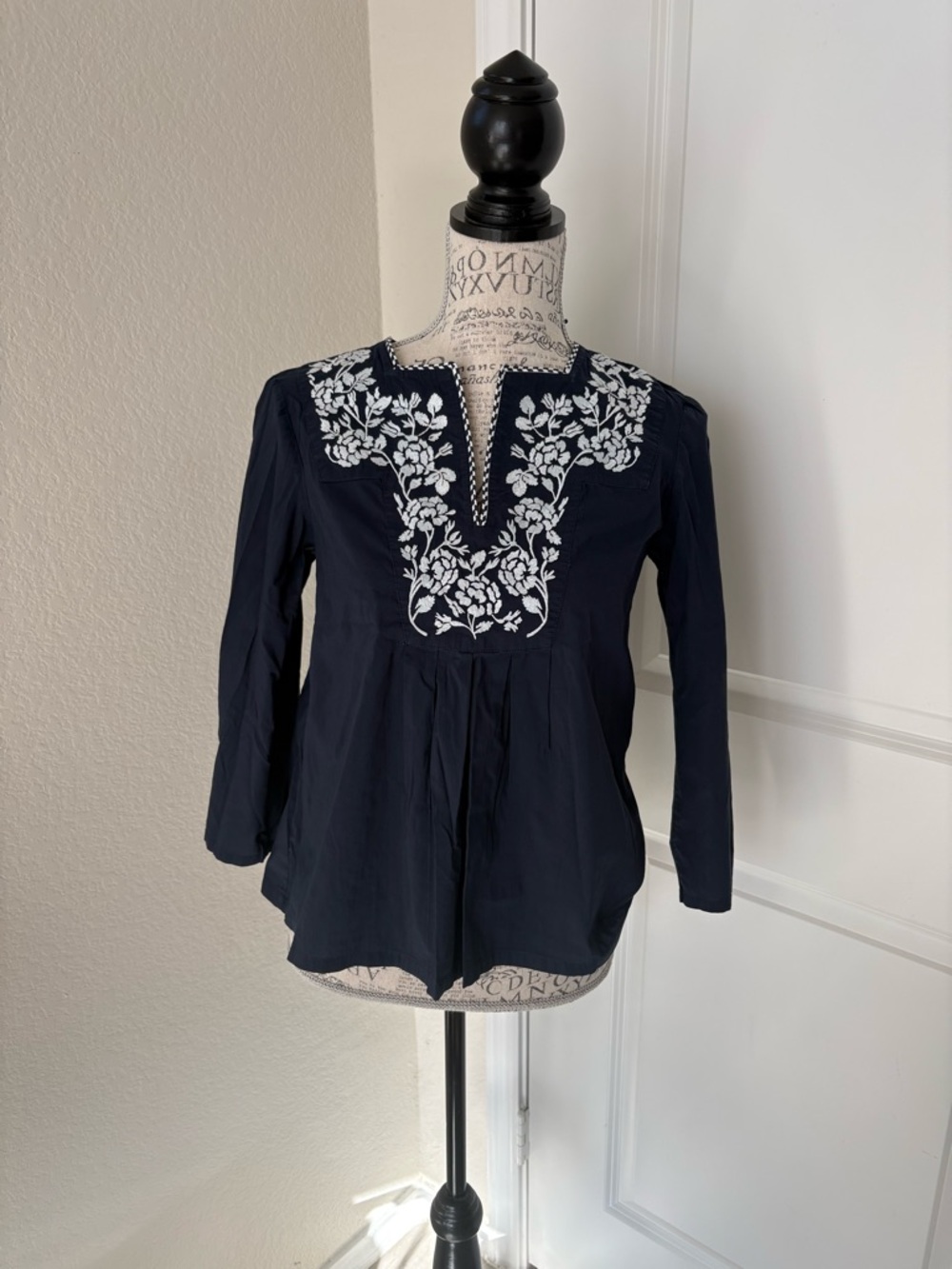 Brooks Brothers Women’s Navy Embroidered Peasant Top - White Floral Detail